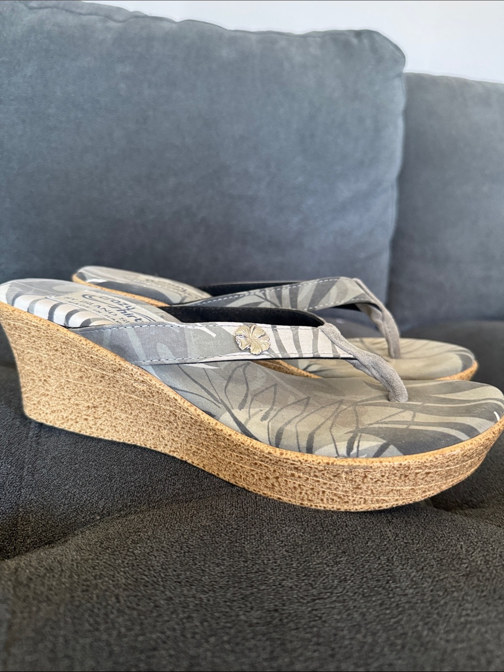 Women's Gray Wedge Thong Sandals with Subtle Leaf Print
